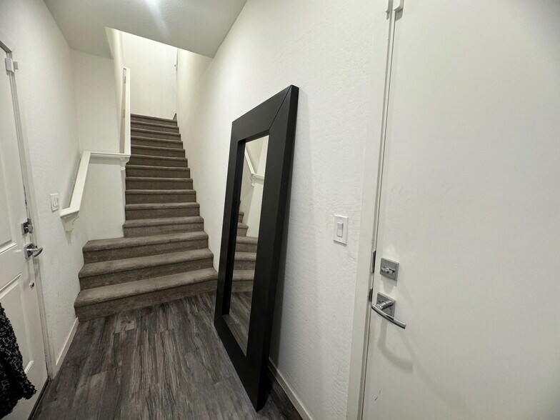Building Photo - 2337 E Huntington Dr