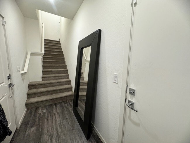 Building Photo - 2337 E Huntington Dr