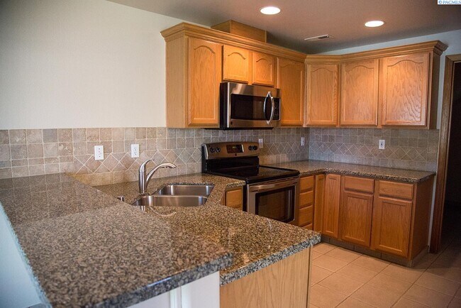 Building Photo - 3 Bed/2.5 Bath Richland Townhome!