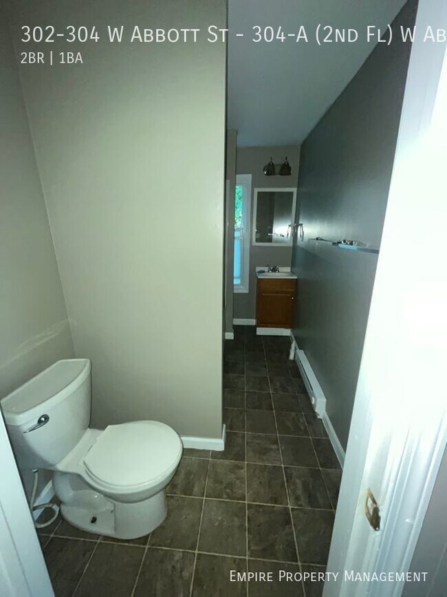 Building Photo - 302-304 W Abbott St-304-A (2nd Fl) W Abbott St 304-A