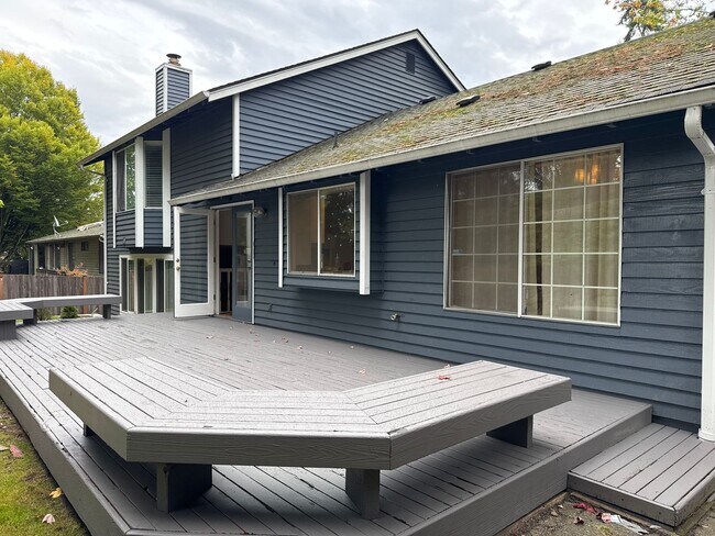 Building Photo - Dec special with January 1, 2926 move in. Beautiful Tri-level 4 beds, 2.5 baths plus den, within ...