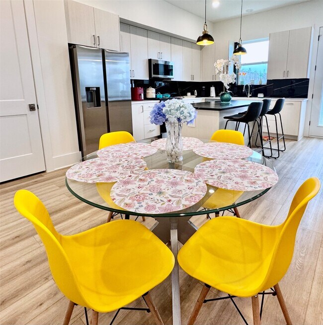 Building Photo - 225 Noras Ln