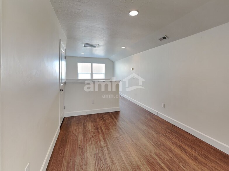 Building Photo - 3492 S Bartlett Ave