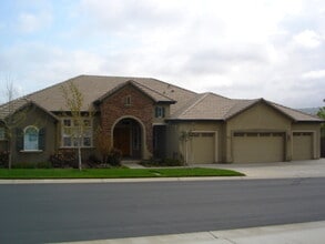 Building Photo - RARE ONE STORY EXECUTIVE HOME IN GATED COM...
