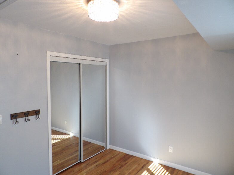 Building Photo - 5560 Sacramento Pl