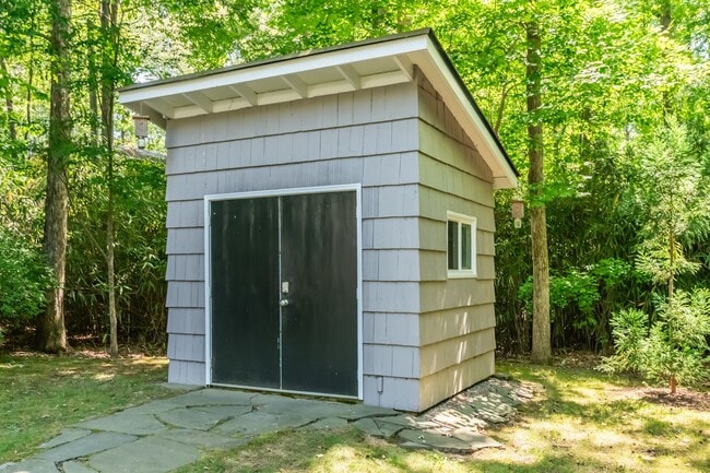 Building Photo - Prestine mid-century modern ranch minutes from Southpoint!- Application Pending