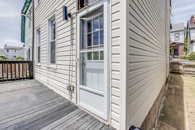 Building Photo - AVAILABLE NOW - Beautifully RENOVATED 3 Bedroom Home w/ TONS of Natural Light!
