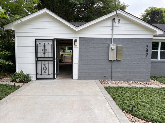 Building Photo - 812 Leacrest Ave