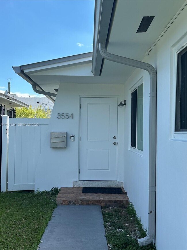 Building Photo - 3554 SW 13th Terrace