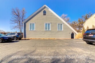 Building Photo - 2 Bed 2.5 Bath Right off Cherry Street!!