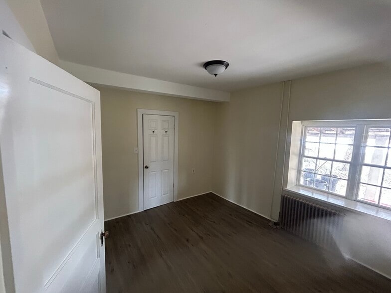 Ensuite Bedroom - 1520 Harvey Ln