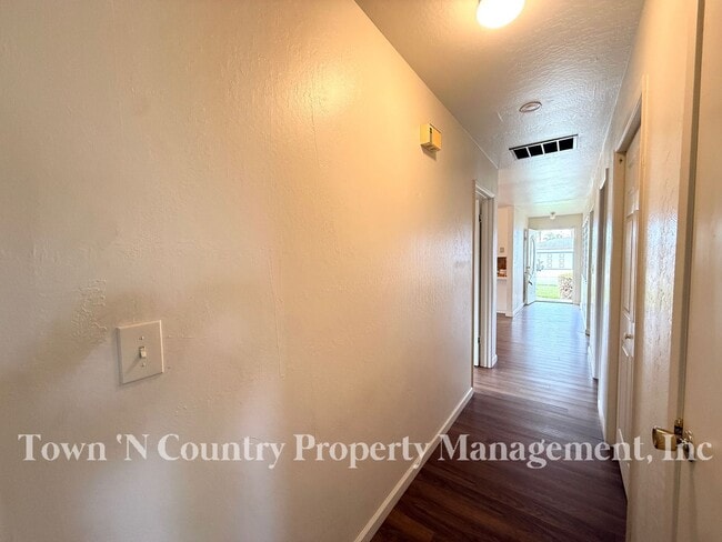 Building Photo - Nice 3 Bedroom, 2 Bath Located in North Salinas!