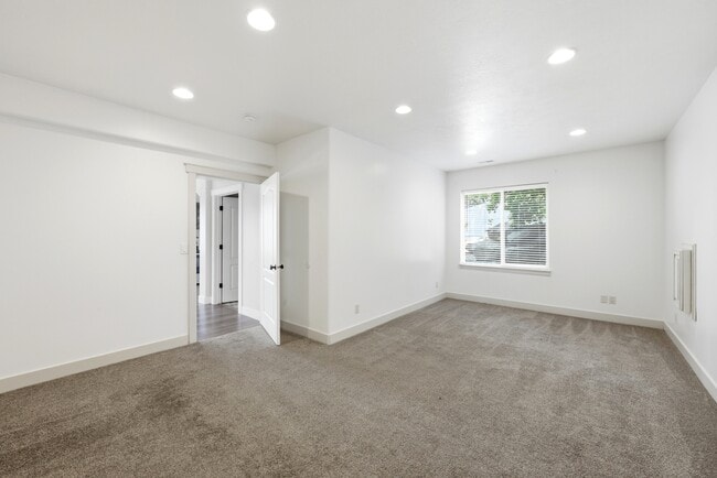 Building Photo - 722 W Webb Rd