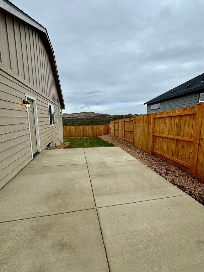 Building Photo - Brand new build with stunning Dry Canyon views!