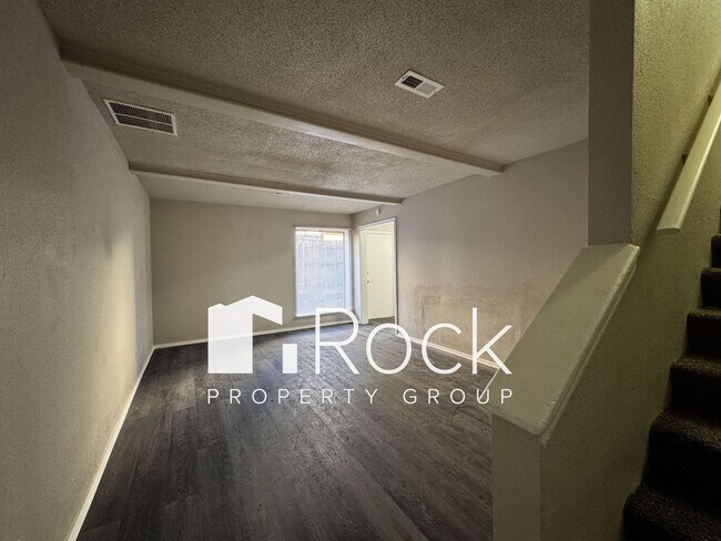 Building Photo - Move In by August 15 & Get $1,000 Off! 3 Bedroom Townhome in West OKC