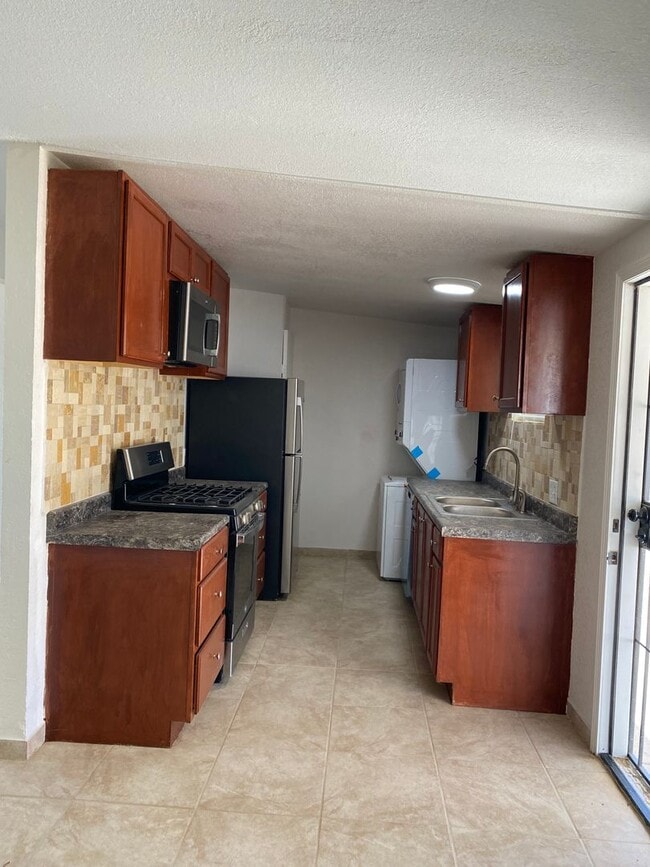 Building Photo - 3 bed  1 bth Available now.. Apply today!