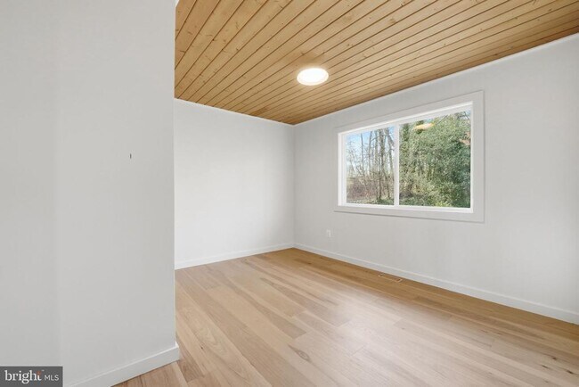 Building Photo - 11216 S Shore Rd