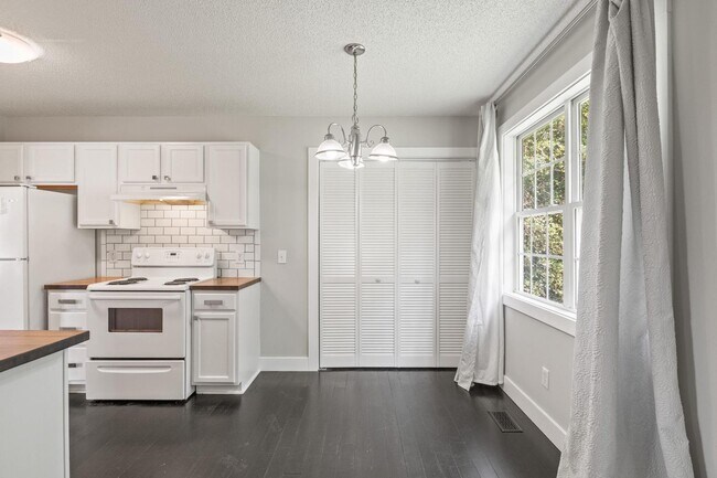 Building Photo - 1000 Meadowgreen Dr