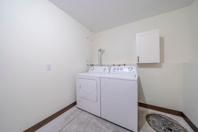 Building Photo - Brand New 5 Bedroom Duplex Unit!