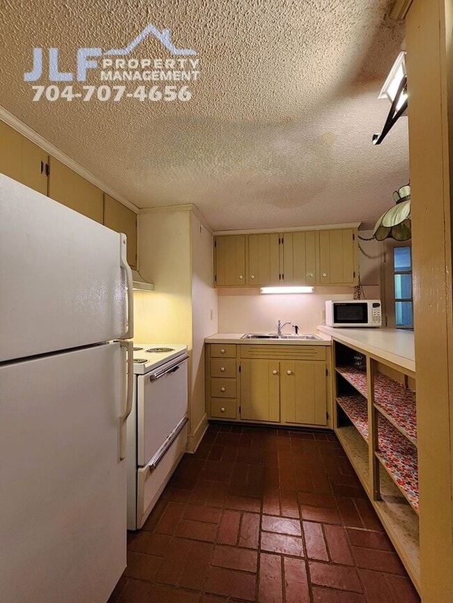 Building Photo - Spacious 3 Bed/2.5 Bath Duplex With Basement.