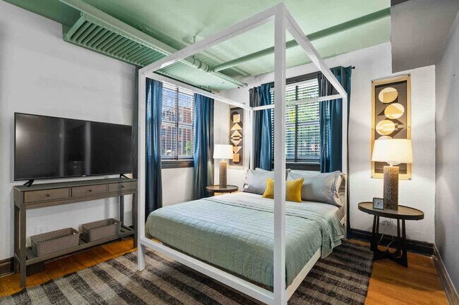 Building Photo - 1421 W Addison St