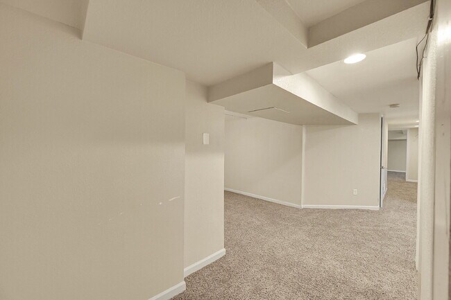 Building Photo - $3,400.00, 4 bed, 3 bed, located in Denver...