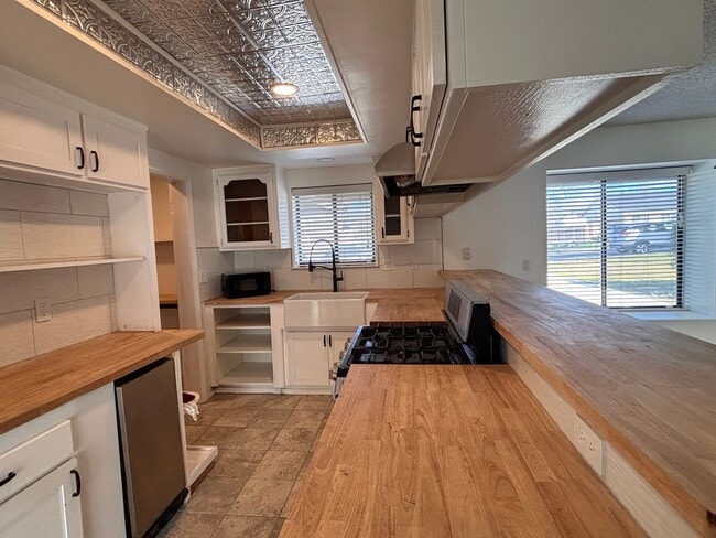 Building Photo - Beautiful Stallion Springs Home With A View!