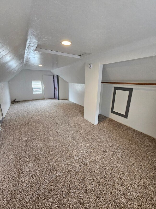 Building Photo - 1130 W 9th St