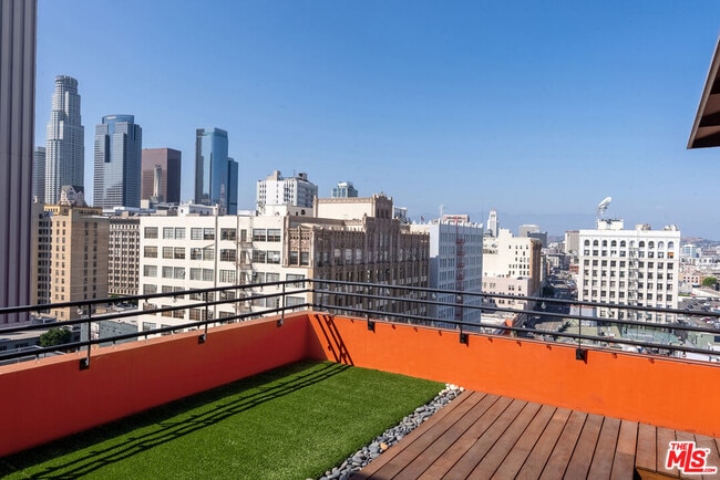 Building Photo - 746 S Los Angeles St