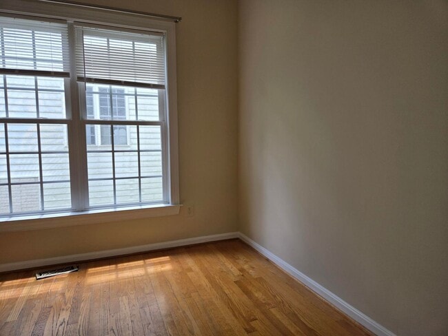 Building Photo - Stunning and Spacious 5 Bed 4 Bath Colonia...