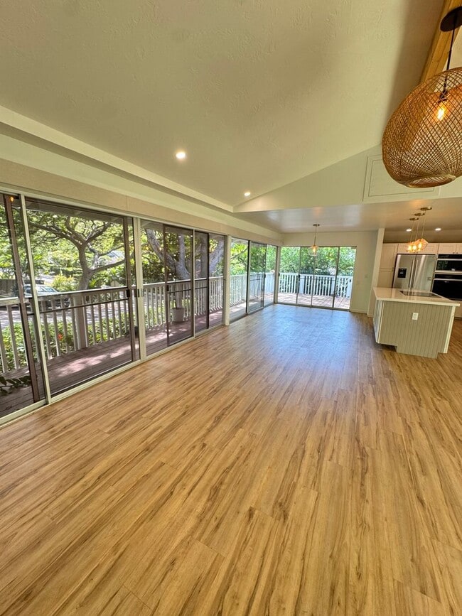 Building Photo - 3 BED, 2 BATH, 2 Parking with AC- Kalani I...