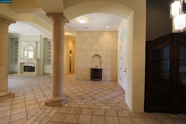 Building Photo - 348 Pheasant Run Dr