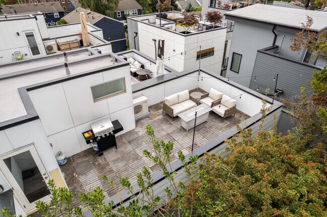 Building Photo - 913 10th Ave E