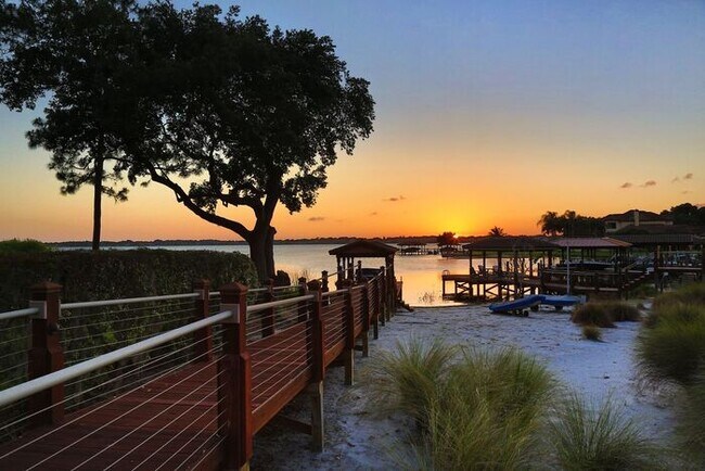 Building Photo - Beautiful 4 Bedroom/4 Bath in Belle Isle w...
