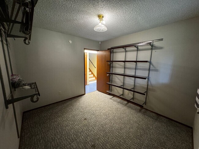 Building Photo - Silverdale Split-Level Home with Bonus Are...