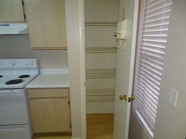 Building Photo - Well Cared For 1 Bed, 1 Bath 2nd Floor West Side Condo