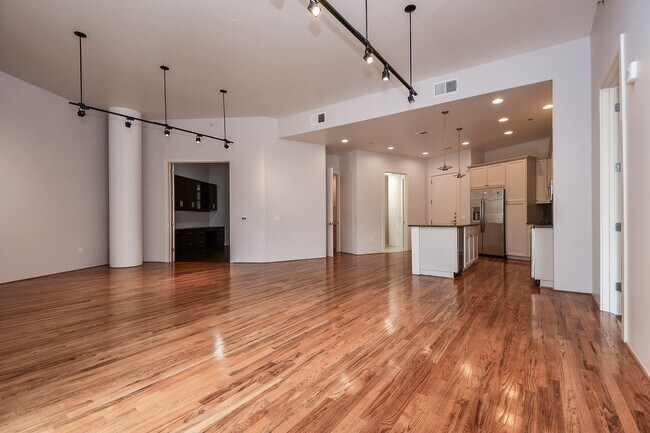Building Photo - 5005 Hidalgo St