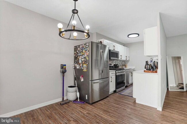 Building Photo - Welcome to this lovely and spacious fully remodeled 1 bedroom, 1 bath condo at The Cavendish