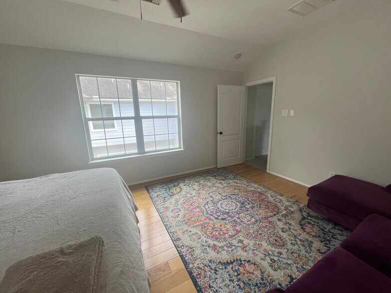 Master suite (furniture will be removed) - 1903 Fletcher St