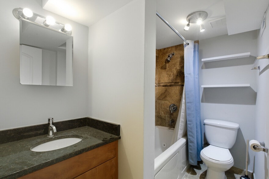 Building Photo - 5611 N Glenwood Ave