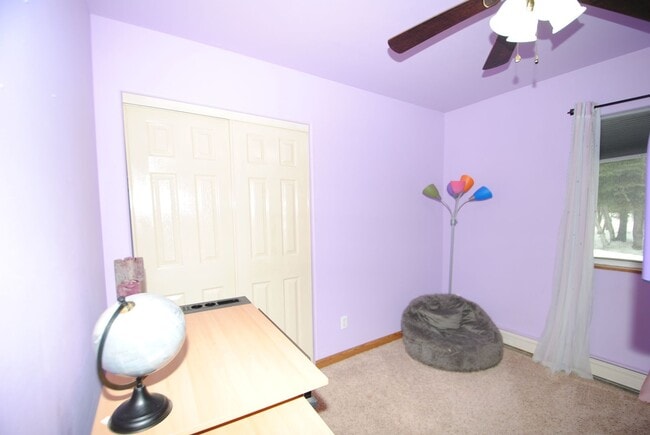 Building Photo - 3 Bed / 2 Bath / 2 Car Garage Ranch Style Home