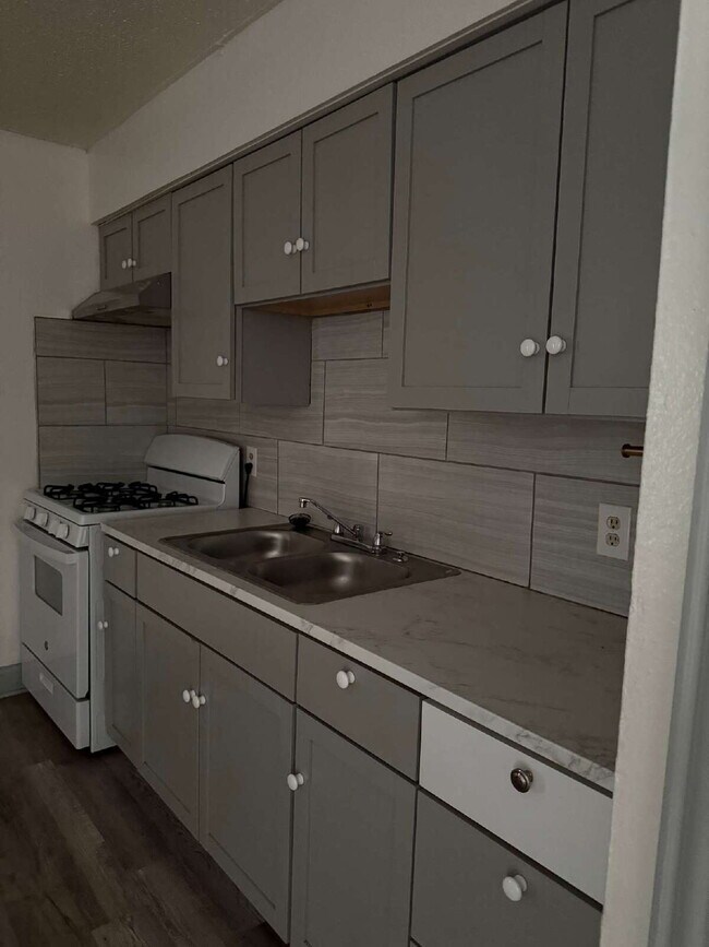 Building Photo - Gorgeous and Affordable 1 Bed/1 Bath, Clos...