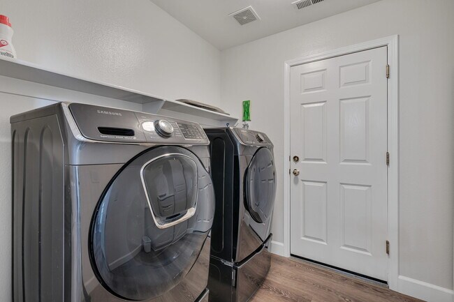 Building Photo - 10459 Summershade Ln