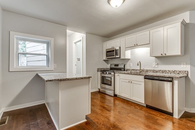Building Photo - Beautiful Newly Renovated 3 Bedroom 2 Bathroom (Bloomfield)