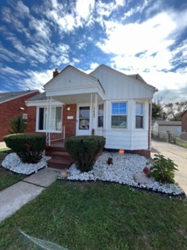 Primary Photo - Beautifully maintained 3 bed - 1.5 Bath in Lincoln Park!