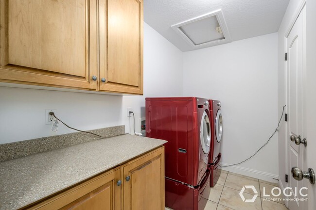 Building Photo - Stunning Top Floor Condo in Great Location!