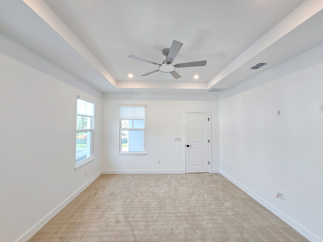 Building Photo - 408 E Oak Ave