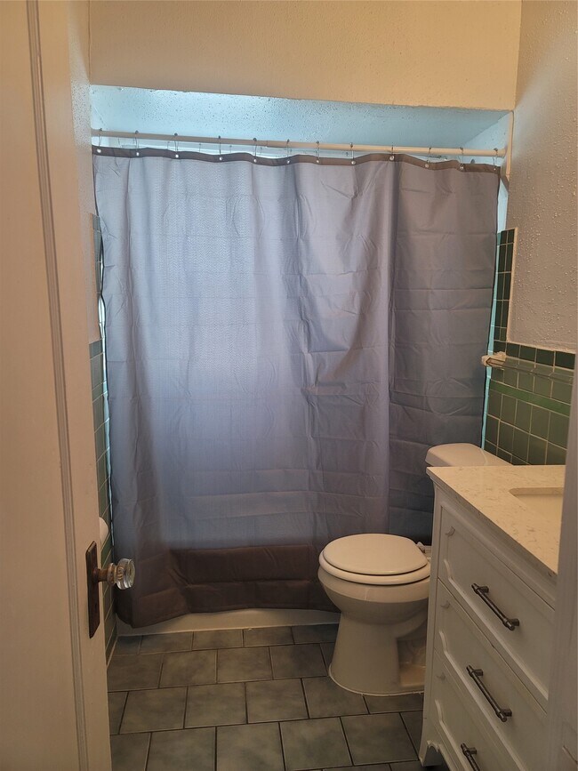 Building Photo - 1920 Binz St