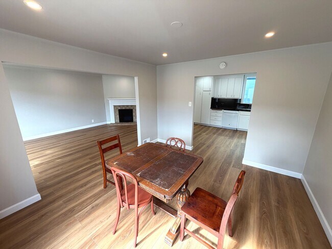 Building Photo - TOTAL REMODEL LARGE BRIGHT 1800sf 3BR/2BA/2GR Cayuga Terrace Home  AVAILABLE NOW