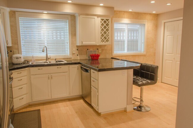 Building Photo - 4bd/2.5ba Seattle Home